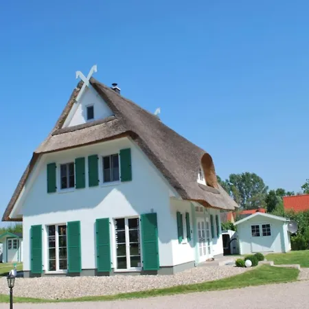 בית נופש Thatched In With Terrace *
